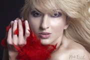 Blondine mit roter Federboa