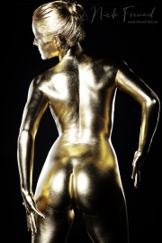 Gold Bodypainting mit Ölfarbe