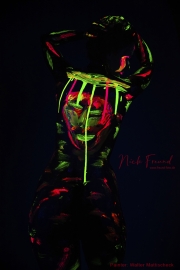 Neon farbiges Bodypainting Fotoshooting in Nürnberg Fürth mit UV Leuchten