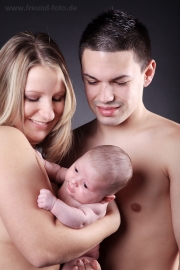 Familie mit Neugeborenes Shooting in Fürth bei Nürnberg Burgfarrnbach