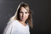 Junge Frau im Fotostudio