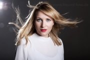 Frau mit fliegenden Haaren