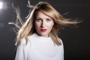 Frau mit fliegenden Haaren