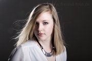 Junge blonde Frau im Fotostudio Fürth bei Vach
