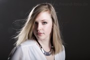 Junge blonde Frau im Fotostudio Fürth bei Vach