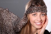 Hübsche junge Frau lächelt