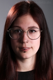 Junge Frau mit Brille