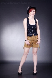 Frau in Lederhose