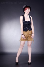 Frau in Lederhose