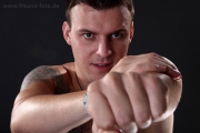 Mann mit cooler Pose beim Shooting in Fürth