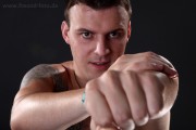 Mann mit cooler Pose beim Shooting in Fürth