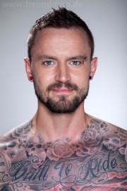 Mann mit Tattoo zum Shooting