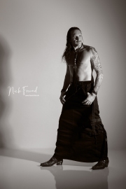 Mann im cyper punk Outfit