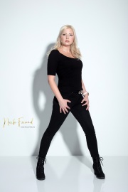 Junge blonde Frau zum shooting