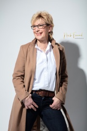 Business Frau mit Jacke lächelt