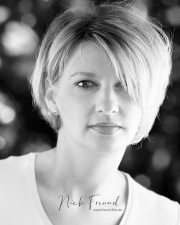 Hübsche blonde Frau blickt in die Kamera