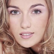 Junge hübsche Frau blickt freundlich in die Kamera