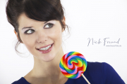 Frau mit Lolly lächelt glücklich