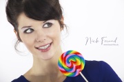 Frau mit Lolly lächelt glücklich