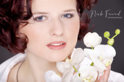 Junge Frau mit Orchidee