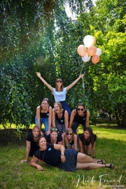 Freundinnen machen einen Turm bei JGA Fotoparty im Park in Nürnberg, Fürth, Erlangen und Umgebung