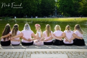 Freundinnen sitzen am Wasser im Stadtpark in Nürnberg, Fürth, Erlangen und Umgebung