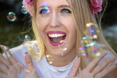 Strahlende Braut hat Spaß bei JGA Feier im Park