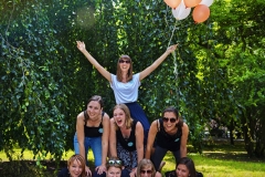 Freundinnen machen einen Turm bei JGA Fotoparty im Park in Nürnberg, Fürth, Erlangen und Umgebung
