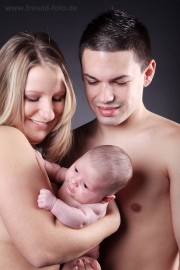 Glückliche Familie im Fotostudio in Fürth