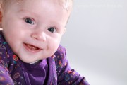 Baby lacht und ist happy