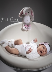 Baby liegt im Hocker beim Fotografen in Fürth bei Nürnberg