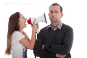 Kind mit Megafon schreit Papa an