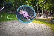Mädchen hat Spaß am Kinderspielplatz in Fürth
