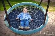 Schaukeln an der frischen Frühlingsluft mit Fotoshooting