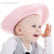 kind lacht und hat spaß beim fotoshooting in nürnberg