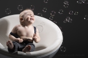 kind hat spaß mit seifenblasen beim kinderfotografen in fürth