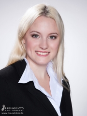 Frau lächelt zufrieden auf ihrem Mitarbeiterfoto in Fürth