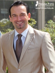 Ein zufriedener Mitarbeiter lächelt gerne auf seinem Foto