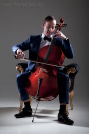 Portrait mit Cello im Studio