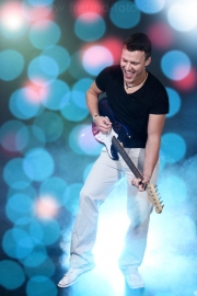 Mann hat Spaß im Fotostudio in Fürth beim Shooting mit Gitarre