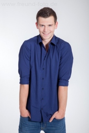 Mann hat Spaß beim Shooting und fühlt sich Wohl