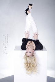 Kopfüber auf Würfel bei Shooting in Fürth