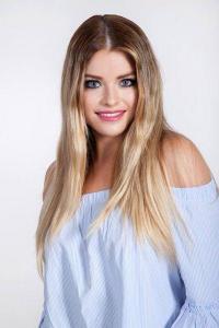 Blonde Frau beim Fotoshooting