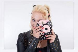 Junge Frau mit Kamera beim Fotoshooting