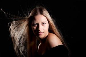 Junge blonde Frau beim Fotoshooting