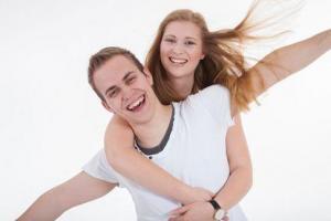 Glückliches Paar beim Fotoshooting in Nürnberg