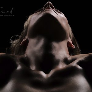 Frau posiert für Aktfotos in Nürnberg beim Fotografen