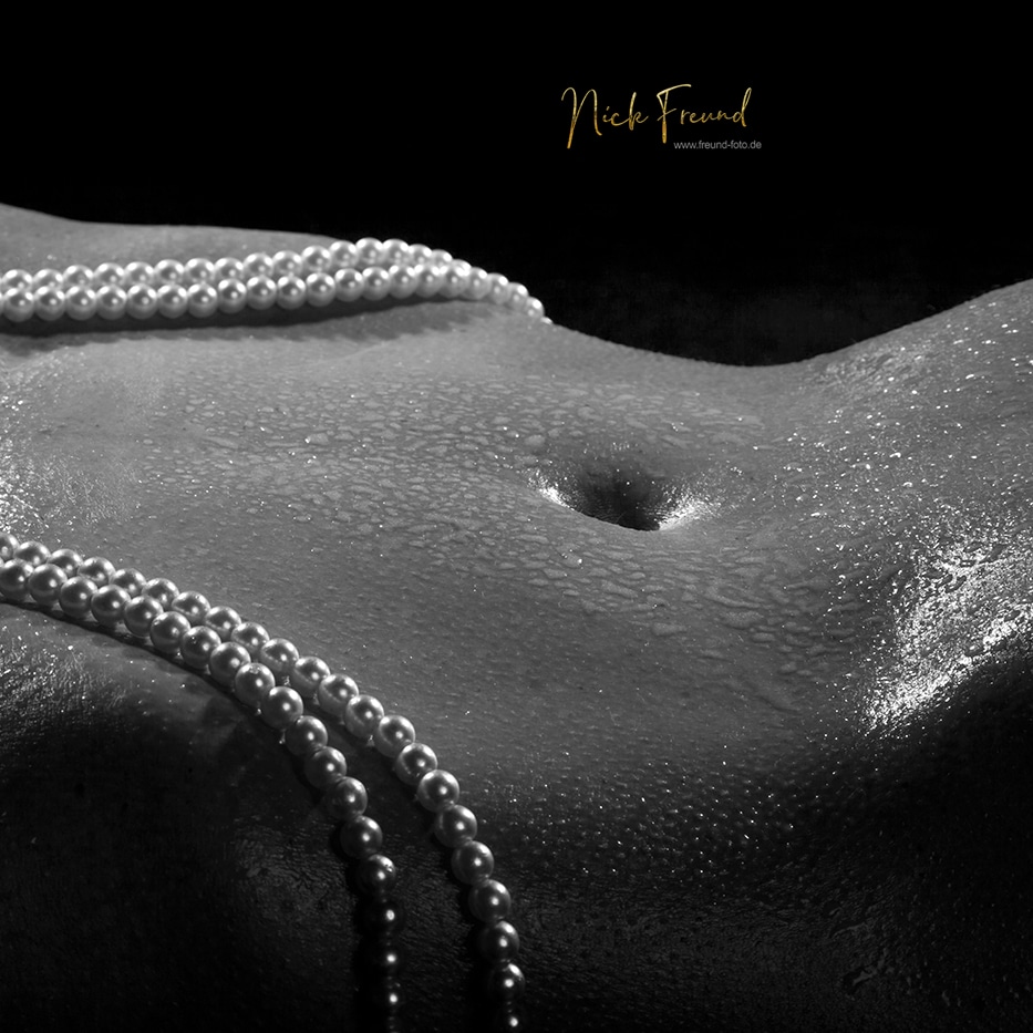 Erotisches Akt-Fotoshooting mit Model im Studio für Porn-Art-Fotograf in Fürth