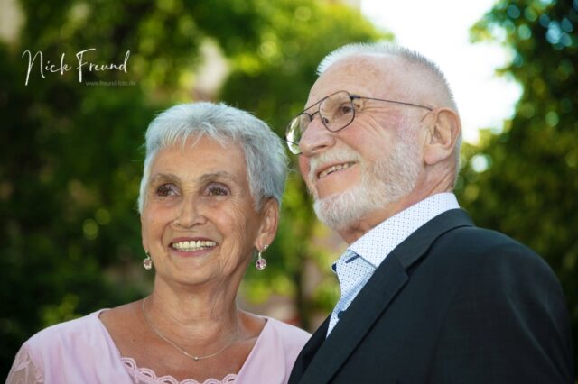 Pärchen Fotoshooting in Nürnberg Fürth Burgfarrnbach Unterfar senioren paare fotograf fuerth