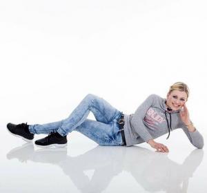 Junge Frau liegt auf Lackboden
